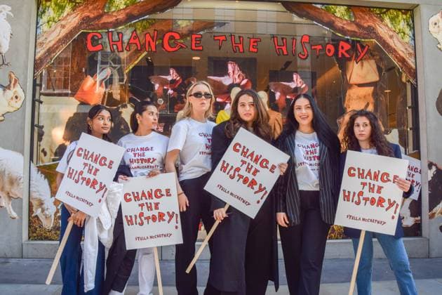 April 20, 2023, London, England, United Kingdom: Change The History campaign outside Stella McCartney s Old Bond Street store. The fashion line and campaign aims to promote veganism and an end to the use and exploitation of animals in fashion, food and beyond. London United Kingdom - ZUMAv130 20230420_zip_v130_003 Copyright: xVukxValcicx