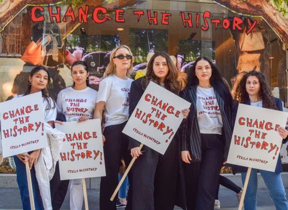 April 20, 2023, London, England, United Kingdom: Change The History campaign outside Stella McCartney s Old Bond Street store. The fashion line and campaign aims to promote veganism and an end to the use and exploitation of animals in fashion, food and beyond. London United Kingdom - ZUMAv130 20230420_zip_v130_004 Copyright: xVukxValcicx