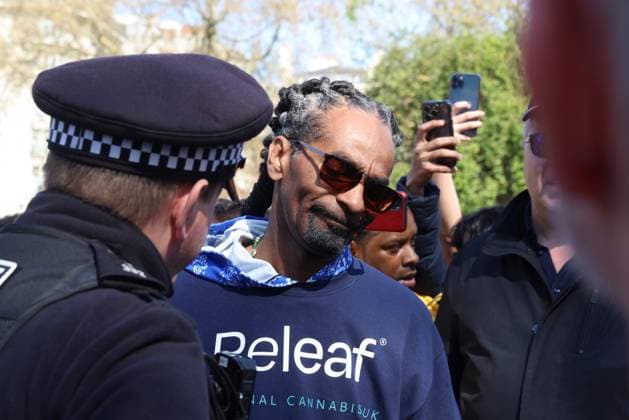 Bilder des Jahres 2023, Entertainment 04 April Entertainment Themen der Woche KW16 Entertainment Bilder des Tages Snoop Dog besucht Cannabis Festival in London . 20 04 2023. London, United Kingdom. 4 20 Day 2023 Hyde Park. Considered to be the biggest cannabis festival in the world, 4 20 day at Hyde Park is when people cather to celebrate cannabis in an open and relaxed environment.  xMartynxWheatleyx xi-Imagesx IIM-24297-0025