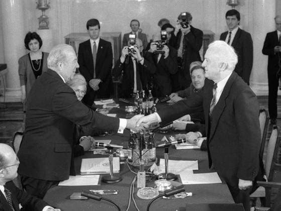 SHEVARDNADZE SCHULTZ TALKS 34506 21.04.1988 Soviet Foreign Minister Eduard Shevardnadze (right) meets with the U.S. Secretary of State George Schultz (left) for talks during Schultz official visit to the USSR. Sergey Guneev Sputnik Moscow Russia  Copyright: xSergeyxGuneevx