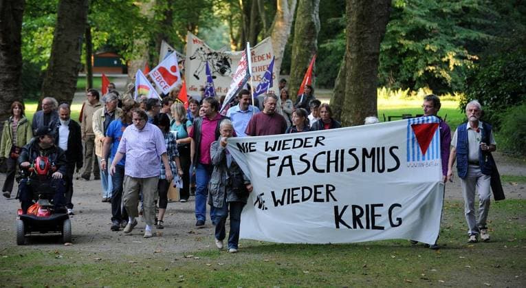 Demo *** NUR FÜR REDAKTIONELLE ZWECKE *** EDITORIAL USE ONLY ***<p>Auf Aufruf der Gelsenkirchener Friedensbewegung demonstrieren rund 100 Demonstraten am 1. September 2011, dem internationalen Antikriegstag, im Gelsenkirchener Stadtgarten. Nach einer Kundgebung und Diskussion in der Gelsenkirchener Innenstadt werden am Mahnmal im Stadtgarten Blumen niedergelegt. An der Aktion beteiligten sich sowohl Parteien wie MLPD und Die Linke als auch Verbaende wie IGBCE oder Antifa. Deutschland Nordrhein Westfalen Gelsenkirchen Copyright: SebastianxKonopka *** Demo *** ONLY FOR EDITORIAL PURPOSE *** EDITORIAL USE ONLY *** P at Call the Gelsenkirchen Peace movement demonstrate Around 100 Demonstraten on 1 September 2011, the International Anti-War Copyright: SebastianxKonopka docnrwhugopicture41241143 EDITORIAL USE ONLY