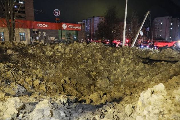 News Themen der Woche KW16 News Bilder des Tages Russland, Explosion in Belgorod RUSSIA, BELGOROD - APRIL 21, 2023: The crater at the scene of a blast at the crossing of Vatutina Street and Gubkina Street. The explosion, which created a crater with a radius of 20 m, caused damaged to buildings, parked cars and power poles, resulted in casualties. According to Russia s Defence Ministry, the blast was caused by a bomb that abnormally detached from a Russian Aerospace Forces Sukhoi Su-34 fighter bomber as it was performing a flight over the city. Pavel Kolyadin TASS  58547935