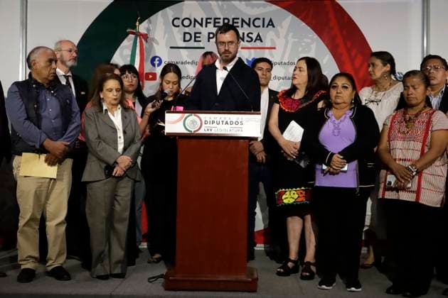 Mexiko, Angehörige und Unterstützer von Julian Assange während Pressekonferenz in Mexiko-Stadt April 20, 2023, Mexico City, Mexico: Gabriel Shipton, brother of Julian Assange accompanied by Morena legislators demand the release of the journalist at a press conference at the Chamber of Deputies in Mexico City, Mexico. on April 20, 2023 in Mexico City, Mexico Mexico City Mexico - ZUMAe321 20230421_zia_e321_005 Copyright: xLuisxBarronx