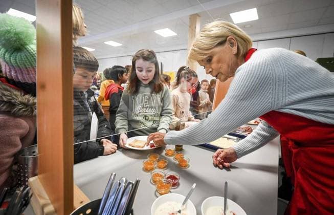 RECORD DATE NOT STATED Schauspielerin Uschi Glas vom Projekt Brotzeit besucht die Essener Grundschule Bischof von Ketteler Schule. Thema: Frühstückssenioren schmieren Brote für arme Kinder. Das Projekt nennt sich: Brotzeit, Frühstück und Chancen geben *** NUR FÜR REDAKTIONELLE ZWECKE *** EDITORIAL USE ONLY ***<p>Schauspielerin Uschi Glas verteilt Frühstück an die Grundschulkinder am Mittwoch, den 19. April 2023. Die Kinder stehen brav an. Schauspielerin Uschi Glas vom Projekt Brotzeit besucht die Essener Grundschule Bischof von Ketteler Schule, Thema: Frühstückssenioren schmieren Brote für arme Kinder. Das Projekt nennt sich: Brotzeit, Frühstück und Chancen geben Deutschland NRW Essen Copyright: KerstinxKokoska *** Actress Uschi Glas from the Brot Copyright: KerstinxKokoska doc7pu946z54mx2qkupob0 ,EDITORIAL USE ONLY