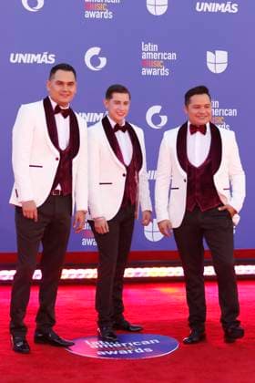The members of the band Los Recoditos pose on the red carpet of the Latin American Music Awards (Latin AMAs) at the MGM Grand Garden Arena in Las Vegas, Nevada, USA, 20 April 2023. Featuring Bad Bunny, Becky G and Daddy Yankee as favorites, this year s nominations highlight artists spanning all genres of Latin music in 26 categories. Red carpet of the Latin AMAs Awards in Las Vegas !ACHTUNG: NUR REDAKTIONELLE NUTZUNG!  Copyright: xRondaxChurchillx USA6341 20230421-ab6ce5c2fc38b3fb8b7e674aab137cd6167b9176
