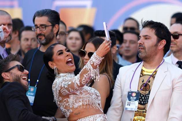 Mexican actress Galilea Montijo takes a selfie with some fans on the red carpet of the Latin American Music Awards (Latin AMAs) at the MGM Grand Garden Arena in Las Vegas, Nevada, USA, 20 April 2023. Featuring Bad Bunny, Becky G and Daddy Yankee as favorites, this year s nominations highlight artists spanning all genres of Latin music in 26 categories. Red carpet of the Latin AMAs Awards in Las Vegas !ACHTUNG: NUR REDAKTIONELLE NUTZUNG!  Copyright: xRondaxChurchillx USA6350 20230421-4ffda51e1c904df0420f2919a14abfbd07748faa