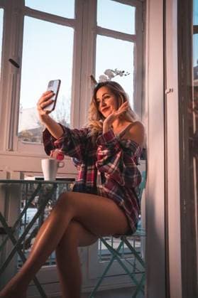 A vertical shot of a Caucasian female in underwear and pajamas speaking in video call *** einer hoch erschossen des einer kaukasisch weiblich ÊIn Unterwäsche und Schlafanzug sprechend ÊIn Videodermatoskop Rufen 2389599 ,model released, Symbolfoto