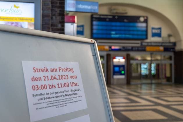News Themen der Woche KW16 News Bilder des Tages Oldenburg EVG Streik am Hauptbahnhof Oldenburg, 21.04.2023 GER, EVG Streik am Hauptbahnhof Oldenburg, 21.04.2023 Im Hinweisschild zu Zugausfaellen aufgrund des Streiks. Aufgrund des Warnstreiks der Gewerkschaft EVG fahren am Freitagmorgen im Berufsverkehr keine Zuege am Hauptbahnhof Oldenburg. Nur wenige Menschen sind dennoch zum Bahnhof gekommen. *** Oldenburg EVG strike at the main station Oldenburg, 21 04 2023 GER, EVG strike at the main station Oldenburg, 21 04 2023 In the sign to train cancellations due to the strike Due to the warning strike of the union EVG no trains run on Friday morning in the rush hour at the main station Oldenburg Only a few people have come to the station nevertheless Copyright: xFabianxSteffensx EP_FSS