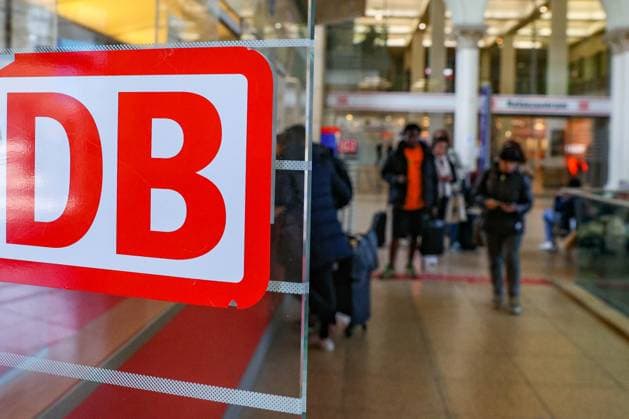 21.04.2023, Niedersachsen, Hannover: ,DB Information Schalter im Hauptbahnhof Hannover, Mit bundesweiten Warnstreiks hat die Eisenbahn- und Verkehrsgewerkschaft EVG am Freitag Teile des öffentlichen Verkehrs lahmgelegt. DB, Bahnhof, Hannover, *** 21 04 2023, Lower Saxony, Hanover ,DB Information counter at Hanover central station, With nationwide warning strikes, the railroad and transport union EVG has paralyzed parts of public transport on Friday DB, station, Hanover,