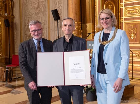 Preisverleihung mit (v.li.) Jürgen Enninger (Kulturreferent Augsburg), Lutz Seiler (Preisträger), Eva Weber (Oberbürgermeisterin der Stadt Augsburg); Verleihung Bertolt-Brecht-Preis 2023 an Lutz Seiler Verleihung Bertolt-Brecht-Preis 2023 an Lutz Seiler *** Award ceremony with from left Jürgen Enninger Kulturreferent Augsburg , Lutz Seiler Laureate , Eva Weber Lord Mayor of the City of Augsburg Award Bertolt Brecht Prize 2023 to Lutz Seiler Award Bertolt Brecht Prize 2023 to Lutz Seiler B-HAUPT