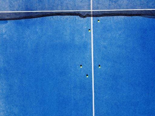 RECORD DATE NOT STATED aerial view of a paddle tennis court with several balls on its surface, racket sports background *** aerial Ansicht des einer paddeln tennis Gericht mit mehrere Kugeln am seiner surface, Schläger Sportarten Hintergrund 19167517