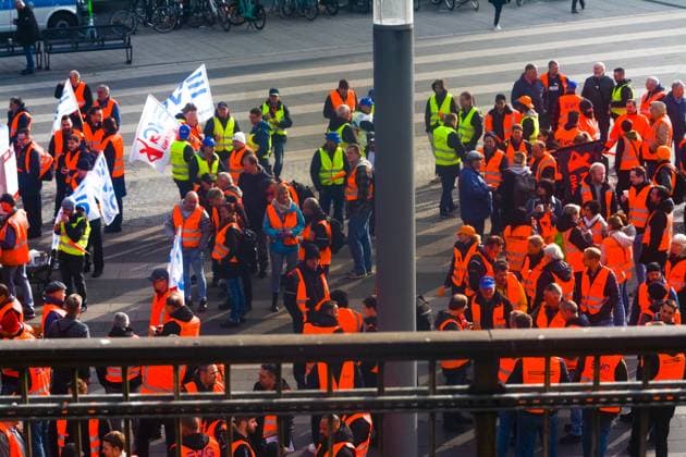 Deutsche Bahn Workers Go On Half-day Strike Across Germany A general view of a hundred Deutsche Bahn workers is seen rallying in front of Cologne Central Station in Cologne, Germany on April 21, 2023, as the EVG labor union calls for a half-day strike between 3am and 11am across Germany Cologne Germany  Copyright: xYingxTangx originalFilename: tang-notitle230421_npgWO.jpg