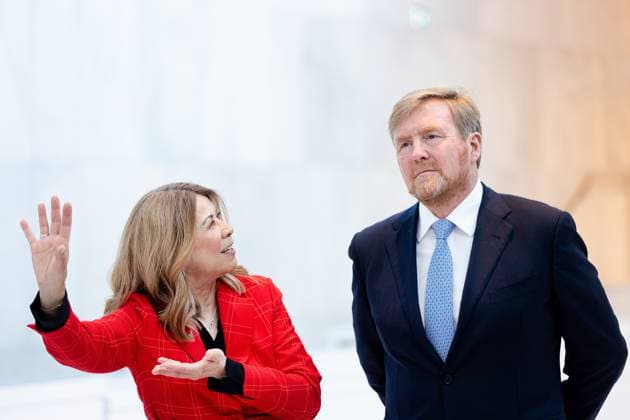 Entertainment Themen der Woche KW16 Entertainment Bilder des Tages König Willem-Alexander der Niederlande besucht wiedereröffneten Het Loo Palast in Apeldoorn APELDOORN - King Willem-Alexander with Dikkie Scipio, (architect KAAN Architecten) during the reopening of the renovated Het Loo Palace. Previously, part of the museum was already open to visitors, now the underground extension is also being used. The renovation took a total of five years. ANP IRIS VAN DEN BROEK netherlands out - belgium out  Copyright: xx x467568780x originalFilename: 467568780.jpg