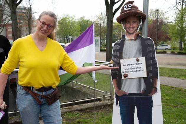 Demonstrators criticize the awarding of the Grimme Prize to Jan Boehmermann as ,,Grimmepreis fuer Frauenhass,, and symbolically award him the ,,Scheisspreis,, Red Carpet, Red Carpet Show, Arrival, Arrival, 59 Awarding of the Adolf Grimme Prize Adolf Grimme Prize Grimme Prize in Marl, 21 04 2023 oÂ¥Ã