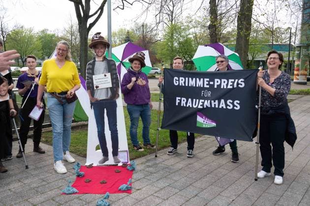 Demonstrators criticize the awarding of the Grimme Prize to Jan Boehmermann as ,,Grimmepreis fuer Frauenhass,, and symbolically award him the ,,Scheisspreis,, Red Carpet, Red Carpet Show, Arrival, Arrival, 59 Awarding of the Adolf Grimme Prize Adolf Grimme Prize Grimme Prize in Marl, 21 04 2023 oÂ¥Ã