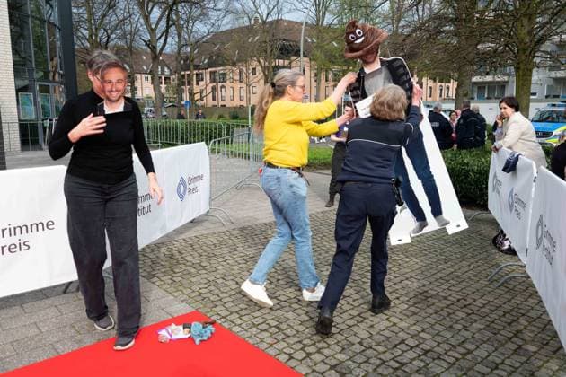 Demonstrators criticize the awarding of the Grimme Prize to Jan Boehmermann as ,,Grimme Prize for misogyny,, and symbolically award him the ,,Scheisspreis,, a policewoman dissolves the demonstration, red carpet, red carpet show, arrival, 59 awarding of the Adolf Grimme Prize Adolf Grimme Prize Grimme Prize in Marl, 21 04 2023 oÂ¥Ã