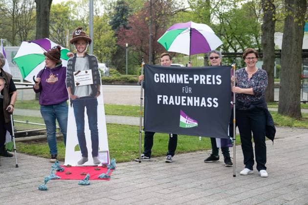 Demonstrators criticize the awarding of the Grimme Prize to Jan Boehmermann as ,,Grimmepreis fuer Frauenhass,, and symbolically award him the ,,Scheisspreis,, Red Carpet, Red Carpet Show, Arrival, Arrival, 59 Awarding of the Adolf Grimme Prize Adolf Grimme Prize Grimme Prize in Marl, 21 04 2023 oÂ¥Ã