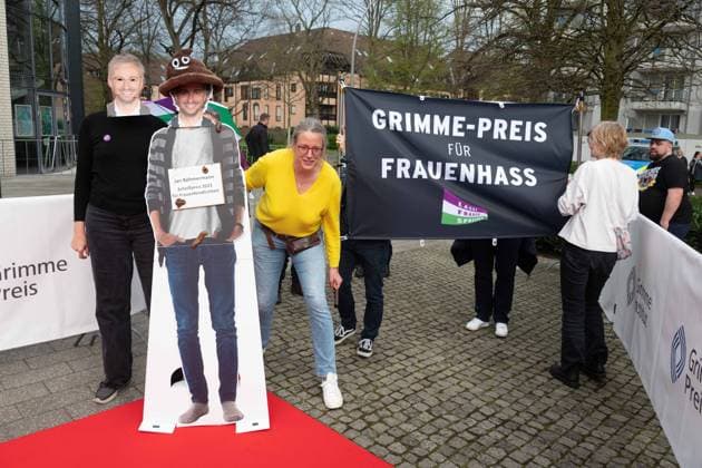 Demonstrators criticize the awarding of the Grimme Prize to Jan Boehmermann as ,,Grimmepreis fuer Frauenhass,, and symbolically award him the ,,Scheisspreis,, Red Carpet, Red Carpet Show, Arrival, Arrival, 59 Awarding of the Adolf Grimme Prize Adolf Grimme Prize Grimme Prize in Marl, 21 04 2023 oÂ¥Ã