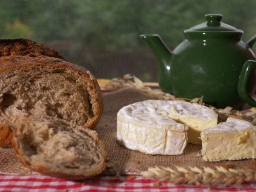 RECORD DATE NOT STATED Tea with Camembert cheese and wholemeal loaf of bread close up shot *** Tee mit Camembert Käse und Vollkorn Laib des Brot schließen Aufwärts erschossen 2530356