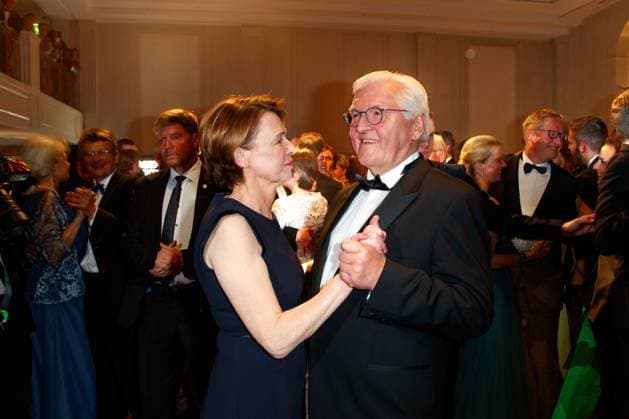 Bilder des Jahres 2023, News 04 April News Themen der Woche KW16 Bundespresseball Frank-Walter Steinmeier mit Ehefrau Elke Büdenbender beim 70. Bundespresseball am 21.04.2023 im Hotel Adlon Kempinski in Berlin. *** Federal press ball Frank Walter Steinmeier with wife Elke Büdenbender at the 70 Federal press ball on 21 04 2023 in the hotel Adlon Kempinski in Berlin Copyright: xEventpressxKochanx