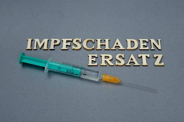 Spritze mit Impfschaden und Schadenersatz Spritze mit Impfschaden und Schadenersatz, 20.04.2023, Borkwalde, Brandenburg, Neben einer Spritze liegen die Schriftzüge Impfschaden und Schadenersatz. *** Syringe with vaccination damage and compensation Syringe with vaccination damage and compensation, 20 04 2023, Borkwalde, Brandenburg, Beside a syringe lie the writings vaccination damage and compensation