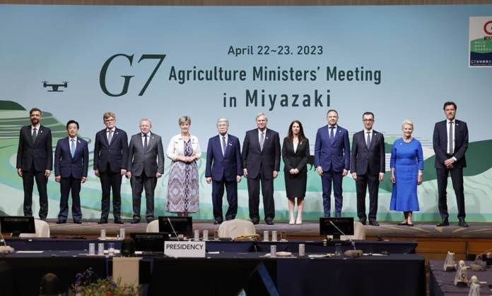 Bilder des Jahres 2023, News 04 April News Themen der Woche KW16 News Bilder des Tages G-7 farm ministers meeting in Miyazaki Japanese Agriculture, Forestry and Fisheries Minister Tetsuro Nomura (6th from L) and other participants of a two-day Group of Seven agricultural ministers meeting in Miyazaki, southwestern Japan, pose during a photo session on the first day on April 22, 2023.  A14AA0001419143P