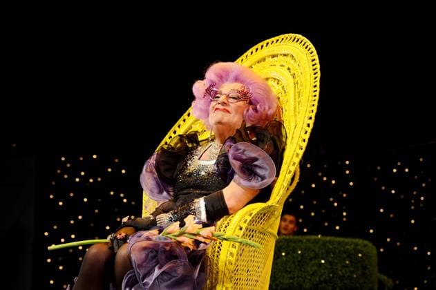 BARRY HUMPHRIES OBIT, *FILE* Australian performer Barry Humphries as his alter ego Dame Edna Everage speaks to media at the Capitol Theatre in Sydney, Thursday, July 5, 2012. Entertainer Barry Humphries, who brought to life Dame Edna Everage and Sir Les Patterson, has died at the age of 89 in a Sydney hospital surrounded by family. ( NO ARCHIVING, EDITORIAL USE ONLY, NO USE IN BOOKS WITHOUT CONSENT SYDNEY NSW AUSTRALIA  Copyright: xTRACEYxNEARMYx 20230422001789502968