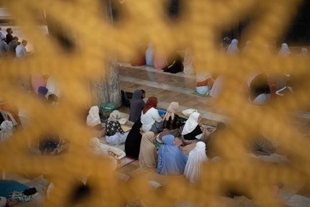 News Bilder des Tages Thailand: Muslims perform Eid al-Fitr prayer, the 1444 AH 2023 Muslim worshippers gather, perform Eid al-Fitr (01 Shawwal 1444) morning prayers at The Foundation of the Islamic Centre of Thailand, the largest mosque in Bangkok. Eid al-Fitr is the most important in Islam. It s celebrated as the Muslims finished one full month of fasting in the month of Ramadan. Bangkok Thailand Copyright: TeeraxNoisakran