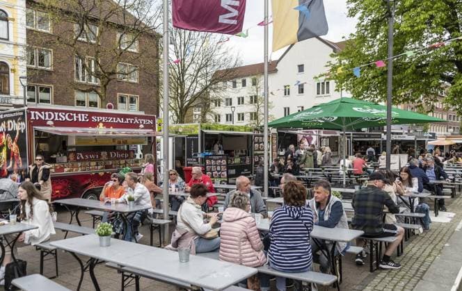 <p>Das Street Food &amp; Music Festival lockt am Samstag, 22. April 2023, in Gladbeck die Menschen in das Herz der Stadt. Auf dem Willy-Brandt-Platz haben die Besucher die Möglichkeit, auf kulinarische Weltreise zu gehen und Gerichte aus verschiedenen Kulturen zu probieren. Deutschland NRW Gladbeck Copyright: OliverxMengedoht
