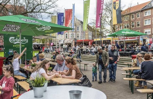 <p>Das Street Food &amp; Music Festival lockt am Samstag, 22. April 2023, in Gladbeck die Menschen in das Herz der Stadt. Auf dem Willy-Brandt-Platz haben die Besucher die Möglichkeit, auf kulinarische Weltreise zu gehen und Gerichte aus verschiedenen Kulturen zu probieren. Deutschland NRW Gladbeck Copyright: OliverxMengedoht