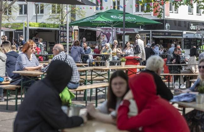 <p>Das Street Food &amp; Music Festival lockt am Samstag, 22. April 2023, in Gladbeck die Menschen in das Herz der Stadt. Auf dem Willy-Brandt-Platz haben die Besucher die Möglichkeit, auf kulinarische Weltreise zu gehen und Gerichte aus verschiedenen Kulturen zu probieren. Deutschland NRW Gladbeck Copyright: OliverxMengedoht