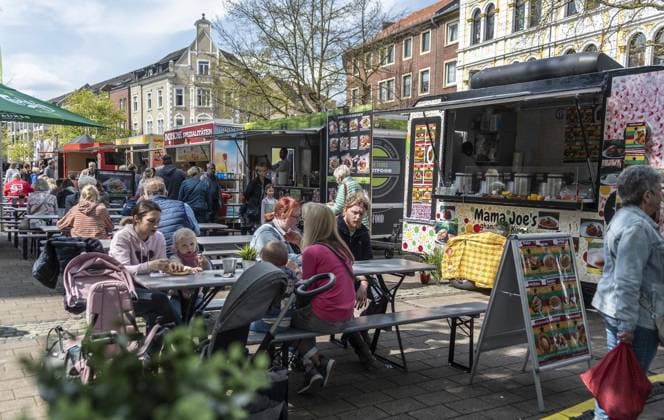 <p>Das Street Food &amp; Music Festival lockt am Samstag, 22. April 2023, in Gladbeck die Menschen in das Herz der Stadt. Auf dem Willy-Brandt-Platz haben die Besucher die Möglichkeit, auf kulinarische Weltreise zu gehen und Gerichte aus verschiedenen Kulturen zu probieren. Deutschland NRW Gladbeck Copyright: OliverxMengedoht