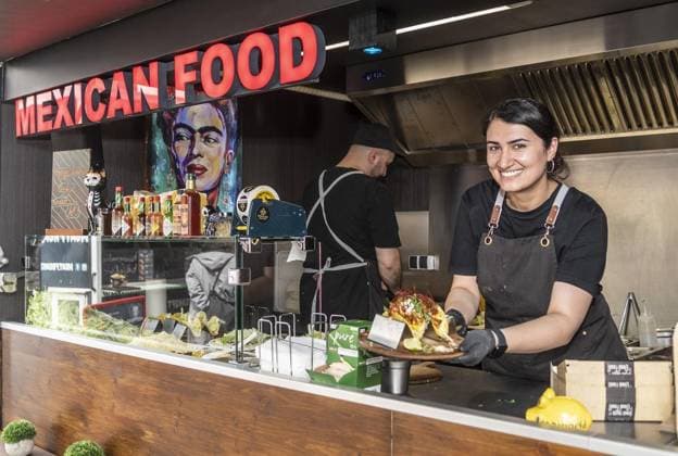 <p>Das Street Food &amp; Music Festival lockt am Samstag, 22. April 2023, in Gladbeck die Menschen in das Herz der Stadt, hier bereitet Ayse vom Mexican Food Hoger aus Gießen Taco de Pollo zu.. Auf dem Willy-Brandt-Platz haben die Besucher die Möglichkeit, auf kulinarische Weltreise zu gehen und Gerichte aus verschiedenen Kulturen zu probieren. Deutschland NRW Gladbeck Copyright: OliverxMengedoht