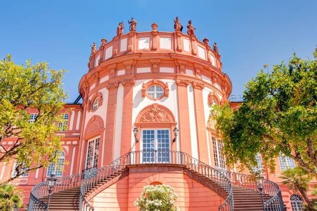 Schloss Biebrich in Wiesbaden Das barocke Schloss Biebrich in Wiesbaden an einem sonnigen Tag mit blauem Himmel Copyright: xZoonar.com mije-shotsx 13777383