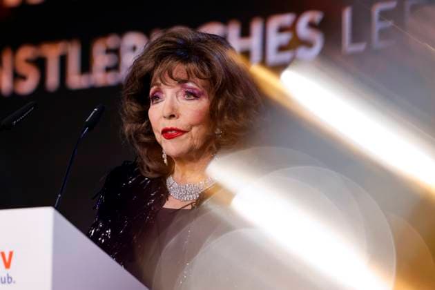 Actress Joan Collins receives the Lifetime Achievement Award at the Golden Sun 2023 award ceremony of TV station sonnenklar TV in Wunderland Kalkar Kalkar, 22 04 2023 NRW Germany Copyright: xChristophxHardtx