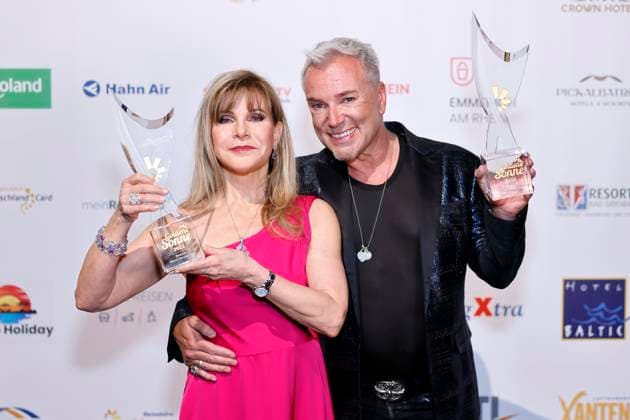 Musical performers Deborah Sasson and Uwe Kroeger receive the award as Musical Performer of the Year at the Golden Sun 2023 ceremony of TV station sonnenklar TV in Wunderland Kalkar Kalkar, 22 04 2023 NRW Germany Copyright: xChristophxHardtx