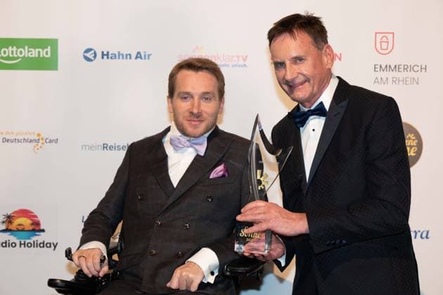 Samuel KOCH, actor, receives the honorary award Mutmacher of the nation, with laudator Peter ILLMANN, presenter, The Golden Sun 2023, on 22 04 2023 in Wunderland Kalkar,