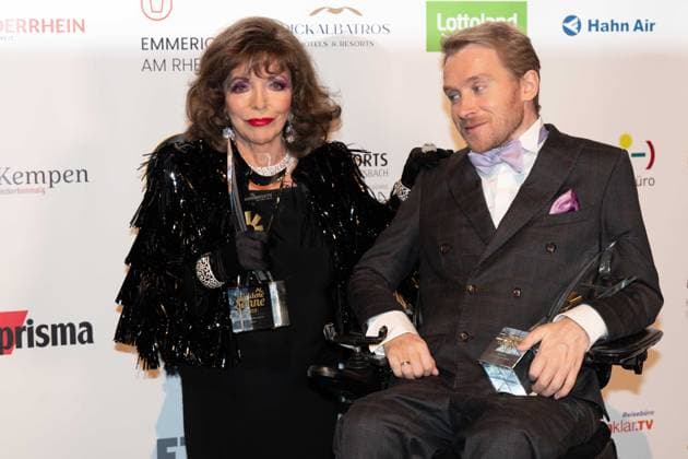 Dame Joan COLLINS, actress, receives the Honorary Lifetime Achievement Award, Samuel KOCH, actor, receives the Honorary Courage of the Nation Award, The Golden Sun 2023, on 22 04 2023 at Wunderland Kalkar,