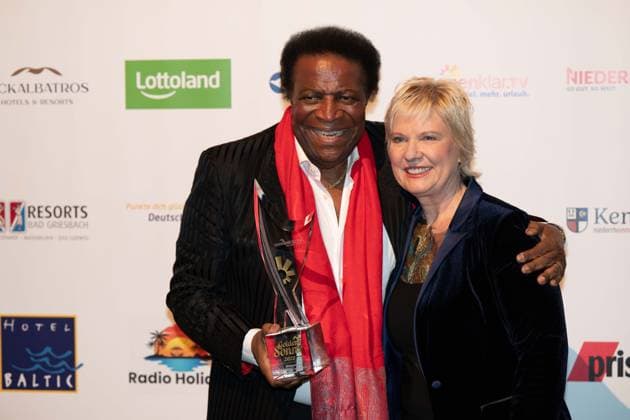 Roberto BLANCO, singer, receives the Honorary Award Musical Lifetime Achievement National, with laudator Birgit Biggi LECHTERMANN, presenter, The Golden Sun 2023, on 22 04 2023 in Wunderland Kalkar,