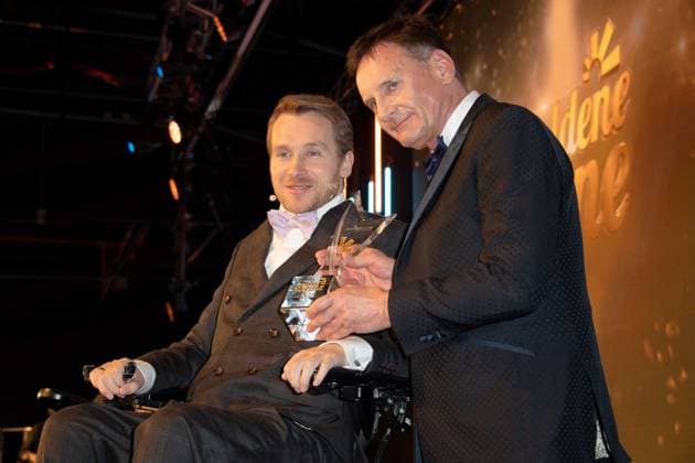Samuel KOCH, actor, receives the honorary award Mutmacher of the nation, with laudator Peter ILLMANN, presenter, The Golden Sun 2023, on 22 04 2023 in Wunderland Kalkar,
