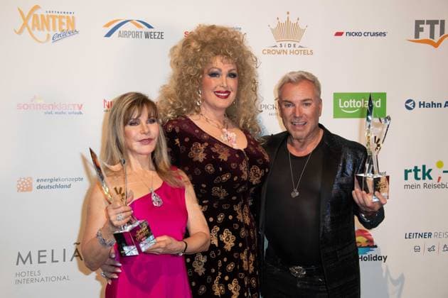 Deborah SASSON, singer, and Uwe KROEGER, Kroeger, singer, receive the honorary award Musical Stars of the Year, with laudator Gloria GRAY, actress and singer, The Golden Sun 2023, on 22 04 2023 in Wunderland Kalkar,