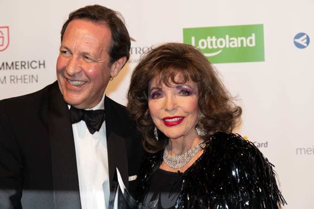 Dame Joan COLLINS, actress, receives the Honorary Lifetime Achievement Award, with husband Percy GIBSON, The Golden Sun 2023, on 22 04 2023 at Wunderland Kalkar,