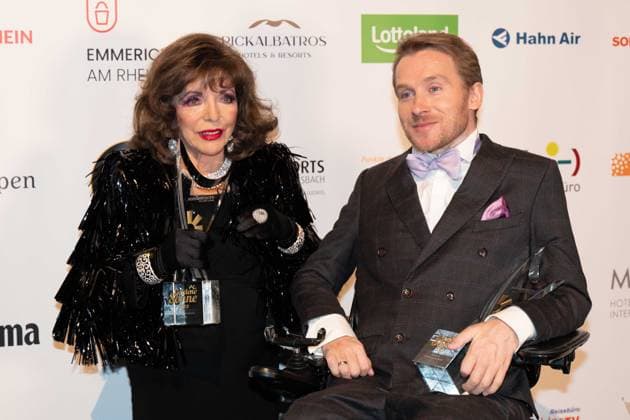 Dame Joan COLLINS, actress, receives the Honorary Lifetime Achievement Award, Samuel KOCH, actor, receives the Honorary Courage of the Nation Award, The Golden Sun 2023, on 22 04 2023 at Wunderland Kalkar,