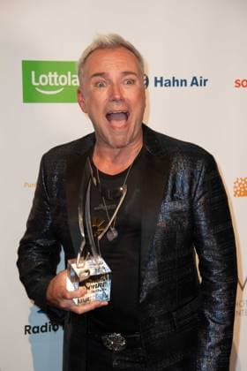 Uwe KROEGER, Kröger, Saenger, receives the honorary award Musical Stars of the Year, The Golden Sun 2023, on 22 04 2023 in Wunderland Kalkar,