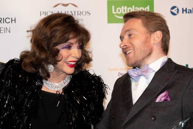 Dame Joan COLLINS, actress, receives the Honorary Lifetime Achievement Award, Samuel KOCH, actor, receives the Honorary Courage of the Nation Award, The Golden Sun 2023, on 22 04 2023 at Wunderland Kalkar,