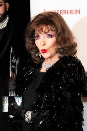 Dame Joan COLLINS, actress, receives the Honorary Lifetime Achievement Award, The Golden Sun 2023, on 22 04 2023 at Wunderland Kalkar,
