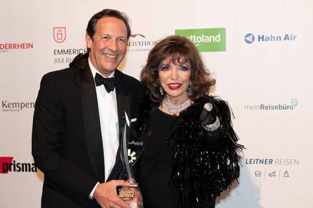 Dame Joan COLLINS, actress, receives the Honorary Lifetime Achievement Award, with husband Percy GIBSON, The Golden Sun 2023, on 22 04 2023 at Wunderland Kalkar,