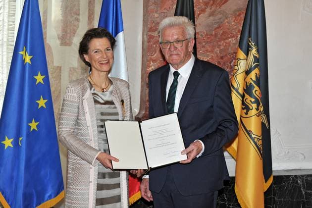 Award of the Order of Merit of the State of Baden Württemberg Winfried Kretschmann Bündnis 90 Die Grünen Ministerpräsident Baden Württemberg and Stephanie Mair Huydt on the occasion of the award of the Order of Merit of the State of Baden Württemberg on 22 04 2023 in Mannheim Castle 20230422MWI64158