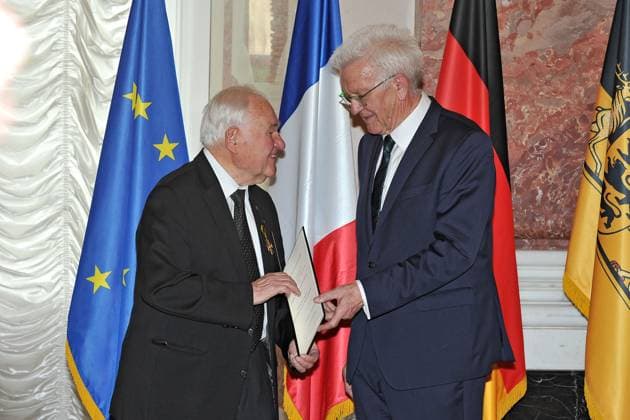 Award of the Order of Merit of the State of Baden Württemberg Winfried Kretschmann Bündnis 90 Die Grünen Ministerpräsident Baden Württemberg and Franz Pitzal on the occasion of the award of the Order of Merit of the State of Baden Württemberg on 22 04 2023 in Mannheim Castle 20230422MWI64163