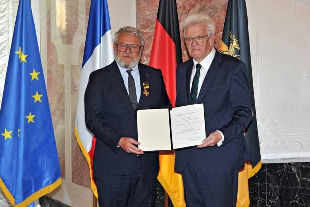 Award of the Order of Merit of the State of Baden Württemberg Winfried Kretschmann Bündnis 90 Die Grünen Prime Minister of Baden Württemberg and Tobias Rehberger on the occasion of the award of the Order of Merit of the State of Baden Württemberg on 22 04 2023 in Mannheim Castle 20230422MWI64173